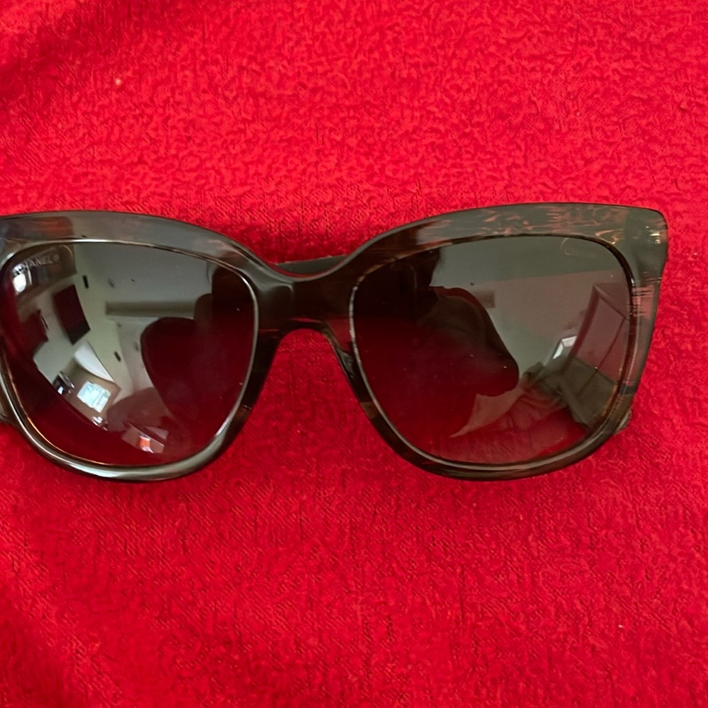 New chanel glasses never been used  beautiful brawn color.  sued case